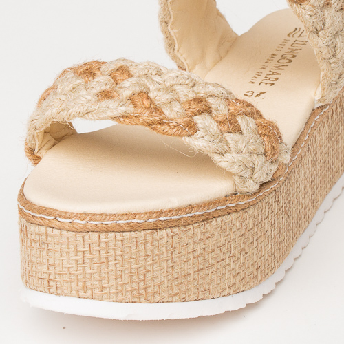 Fotografía de calzado sobre fondo gris