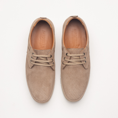 fotos de zapatos sobre fondo gris