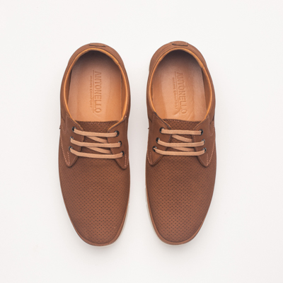 fotos de zapatos sobre fondo gris